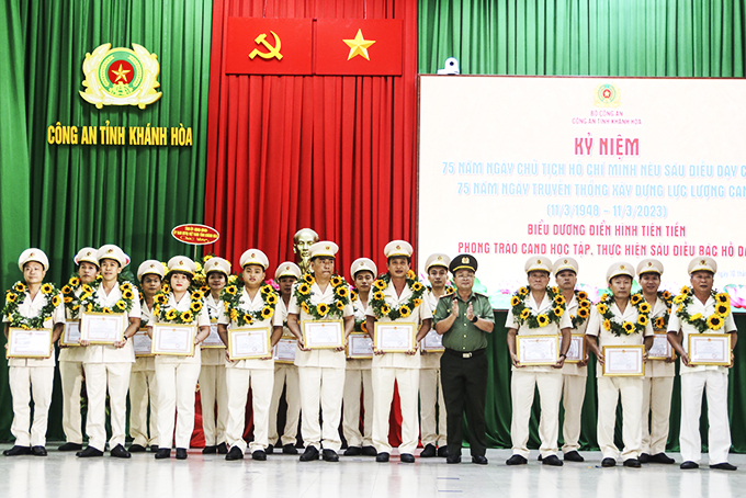 Đảng ủy Công an tỉnh Khánh Hòa học tập và làm theo tư tưởng, đạo đức, phong cách Hồ Chí Minh với chủ đề “Tư tưởng Hồ Chí Minh về đạo đức và tư cách người công an cách mạng”